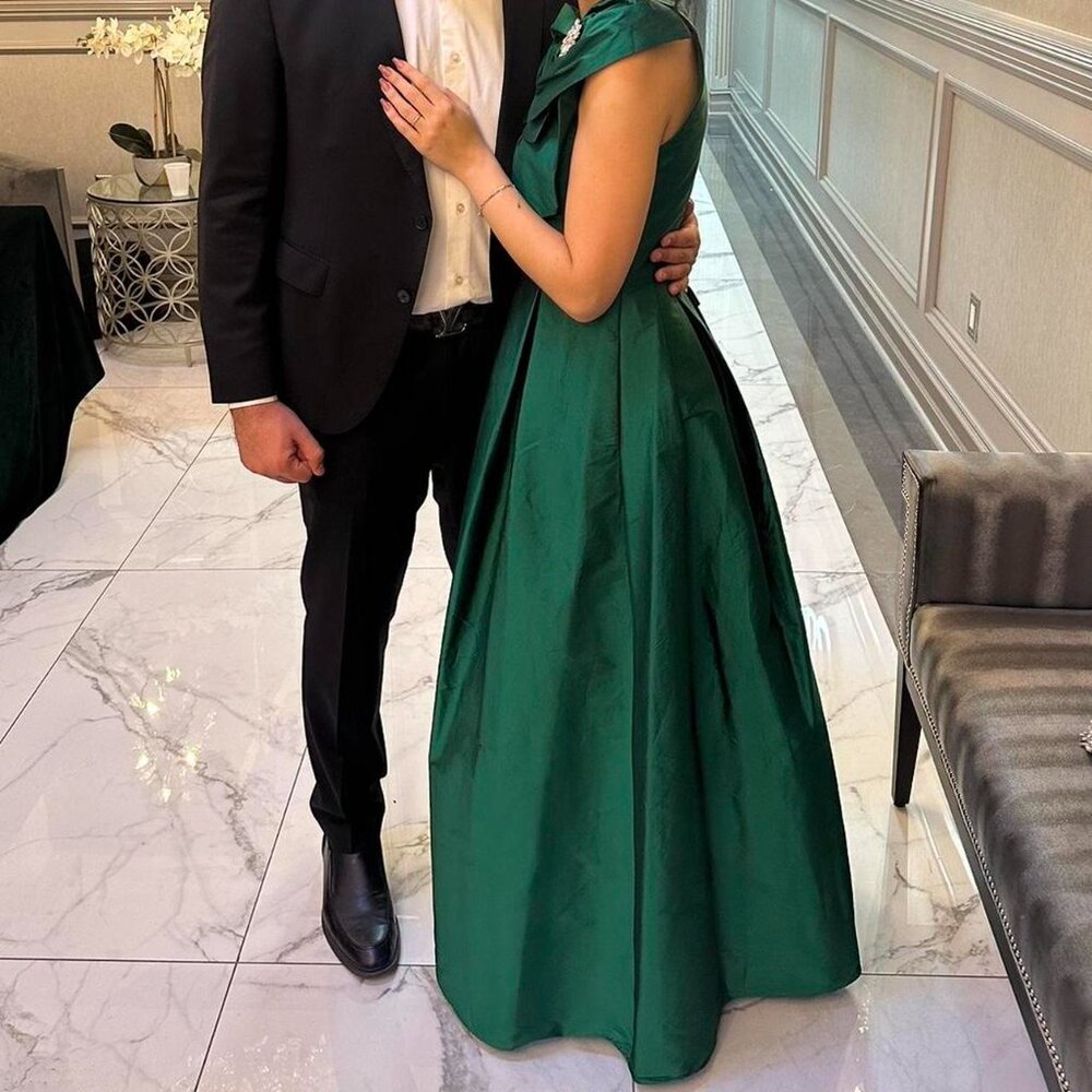 WORN ONLY ONCE FOR TWO HOURS. Green satin bow dress - Picture 3 of 4